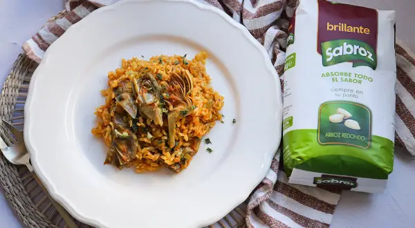 Arroz con alcachofas, listo para disfrutar. El secreto para un arroz perfecto es saber qué es rehogar en cocina, para que absorba todo el sabor.