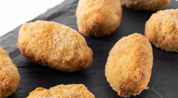 Croquetas doradas y crujientes listas para freír. Perfectas para un aperitivo rápido.