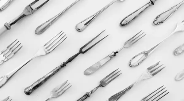 Un surtido de tenedores de plata, algunos antiguos, otros modernos. ¿Cuántos tenedores puede tener un restaurante? ¡Muchos!