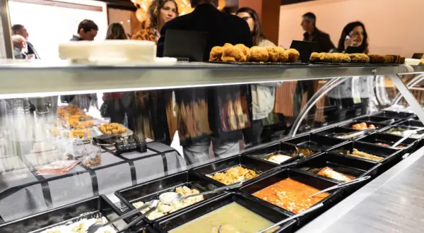 Mostrando la variedad de platos para montar un negocio de comida casera para llevar.