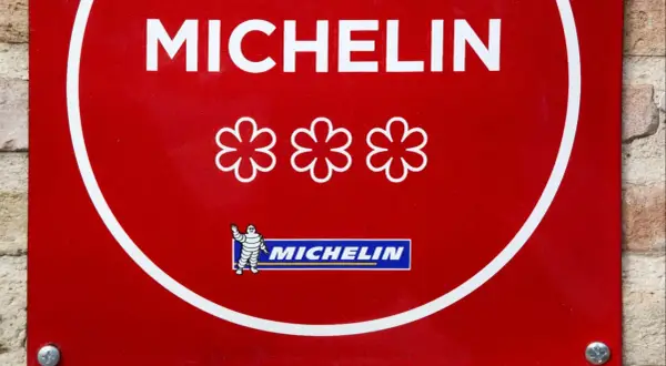 Placa roja Michelin con tres estrellas, símbolo de un chef con mas estrellas michelin.