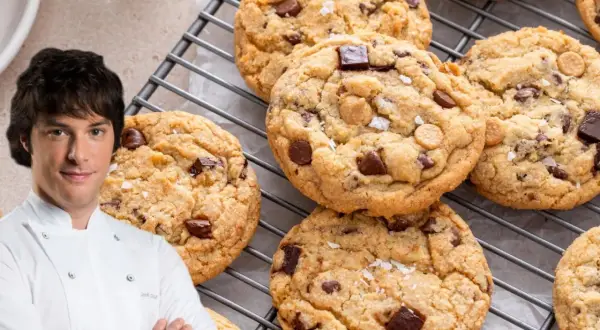 Chef muestra deliciosas clases de galletas con chispas de chocolate y trozos de caramelo, espolvoreadas con sal marina.