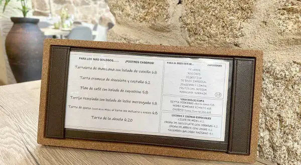 Carta de bebidas y postres caseros. Incluye infusiones, vinos dulces y licores.