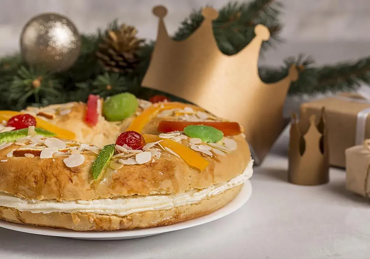 Roscon de Reyes con crema, decorado con frutas escarchadas y almendras. ¡Se puede congelar el roscon de reyes para disfrutarlo más tarde!