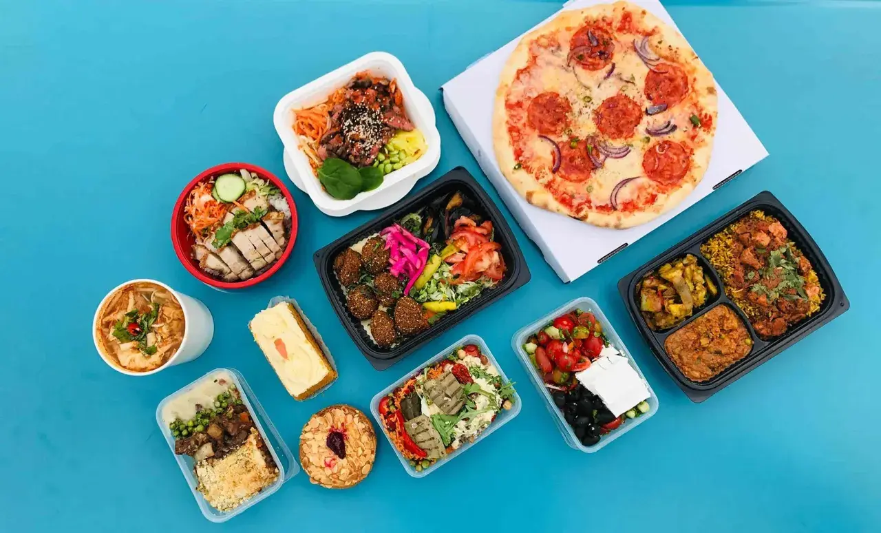 Variedad de platos listos para llevar, ideal para conocer los requisitos para abrir una tienda de comida preparada.