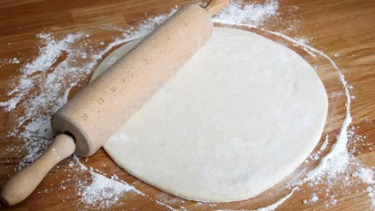 Masa de pizza lista para estirar con rodillo. La levadura para pizza ha hecho su magia.