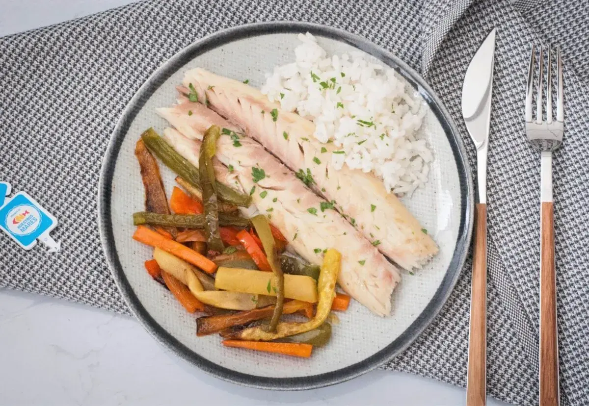 Lubina al horno con verduras y arroz. Descubre el tiempo y temperatura perfectos para esta receta saludable.
