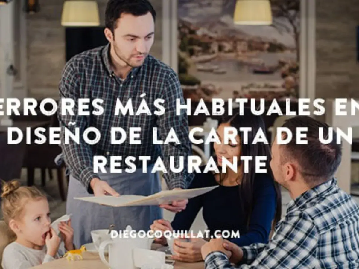 Un camarero presenta la carta a una familia en un restaurante. El **diseño de restaurante** es clave para una buena experiencia.