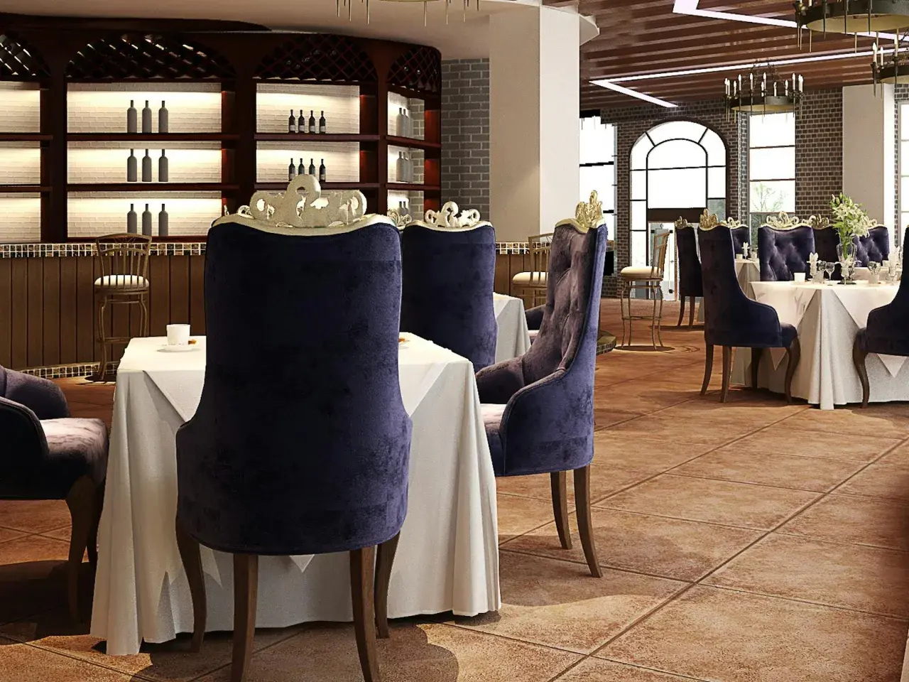 Elegantes sillas de terciopelo púrpura y mesas vestidas esperan a los comensales en este restaurante. El ambiente evoca nombres de restaurantes elegantes.