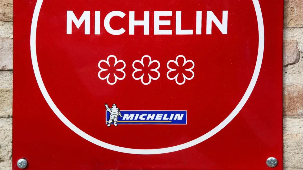 Placa roja Michelin con tres estrellas, símbolo de un chef con mas estrellas michelin.