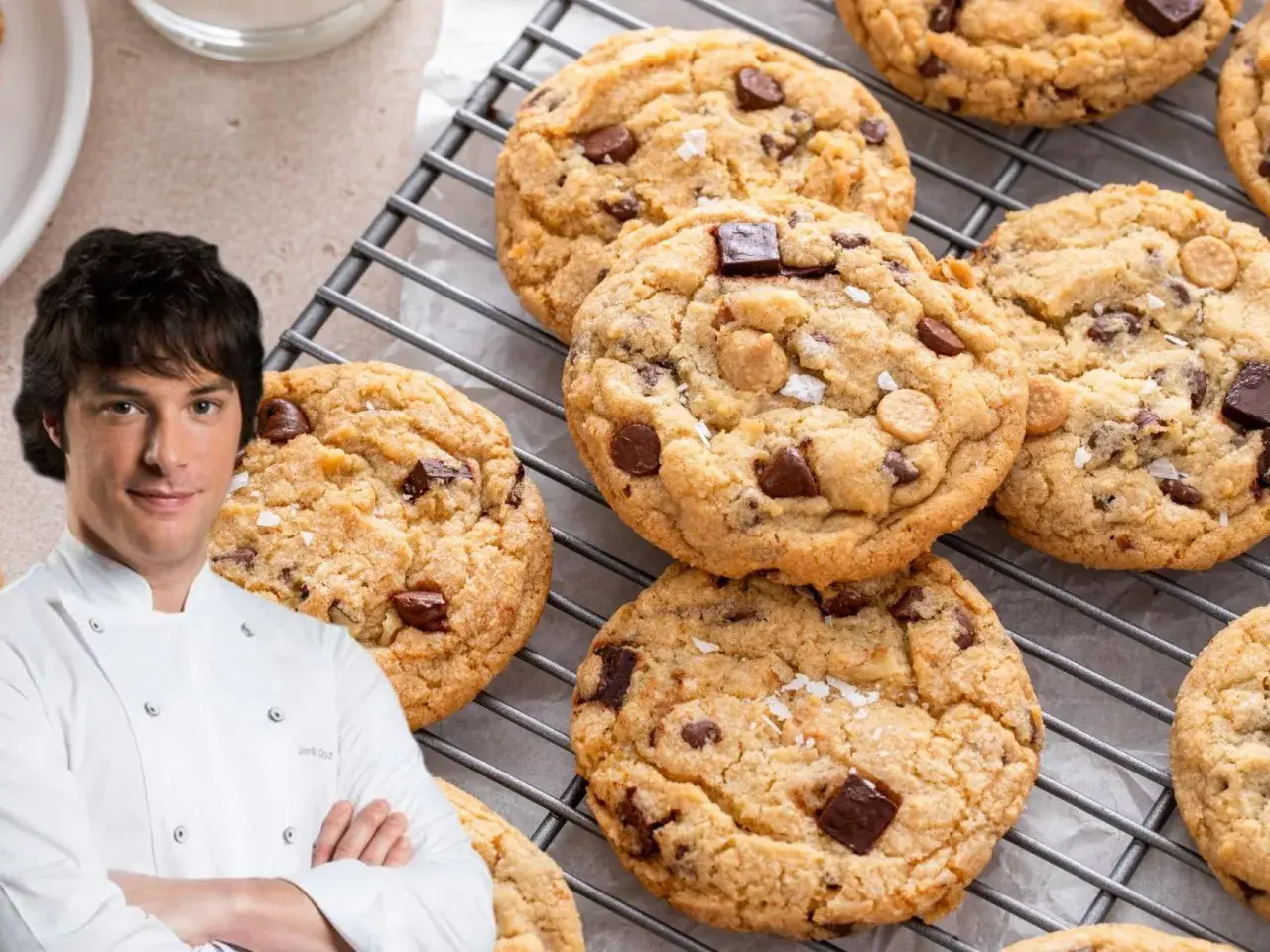 Chef muestra deliciosas clases de galletas con chispas de chocolate y trozos de caramelo, espolvoreadas con sal marina.