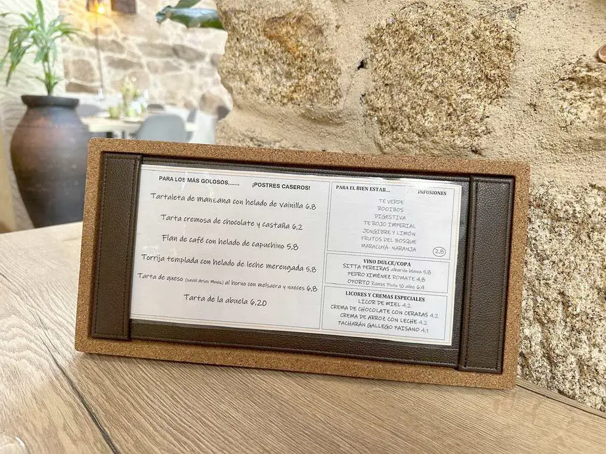 Carta de bebidas y postres caseros. Incluye infusiones, vinos dulces y licores.