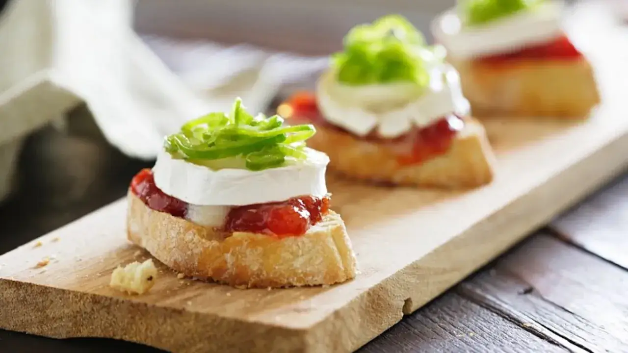 Deliciosos canap&eacute;s de pan con queso de cabra, mermelada y pimiento verde. Perfectos para tus recetas para cenas con amigos.