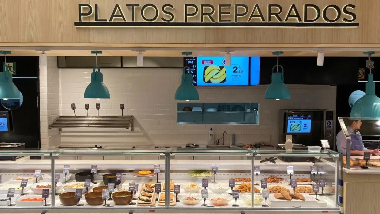 Exhibici&oacute;n de platos preparados, ideal para conocer los requisitos para abrir una tienda de comida preparada. Variedad de opciones listas para consumir.