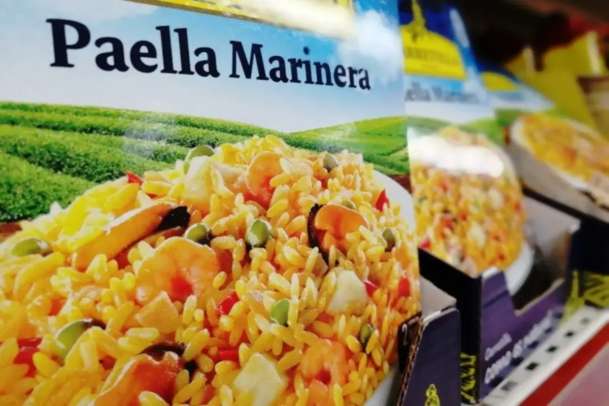 Paella Marinera, un ejemplo de quinta gama en hostelería, lista para servir. Arroz amarillo con gambas, mejillones y guisantes.