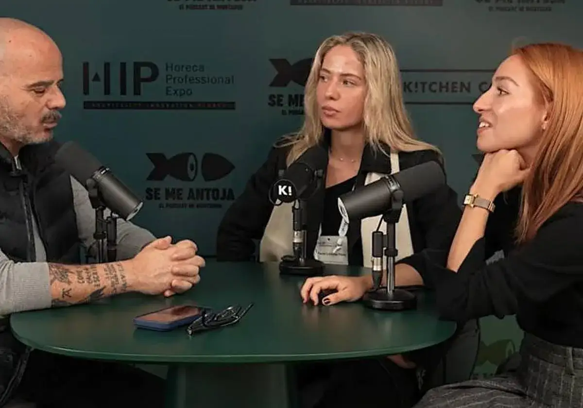 Victor Gutierrez chef, en una mesa redonda con dos mujeres, discutiendo sobre gastronom&iacute;a en el evento HIP.