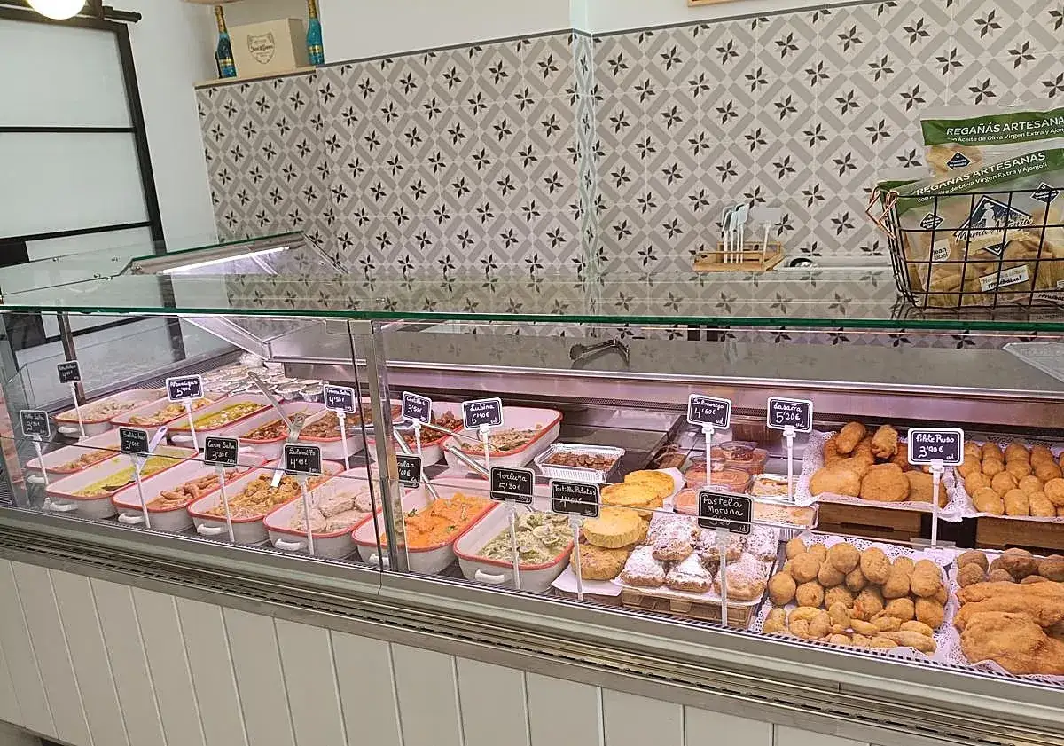 Exhibidor de comida casera para llevar, ideal para montar un negocio. Variedad de platos listos para consumir.