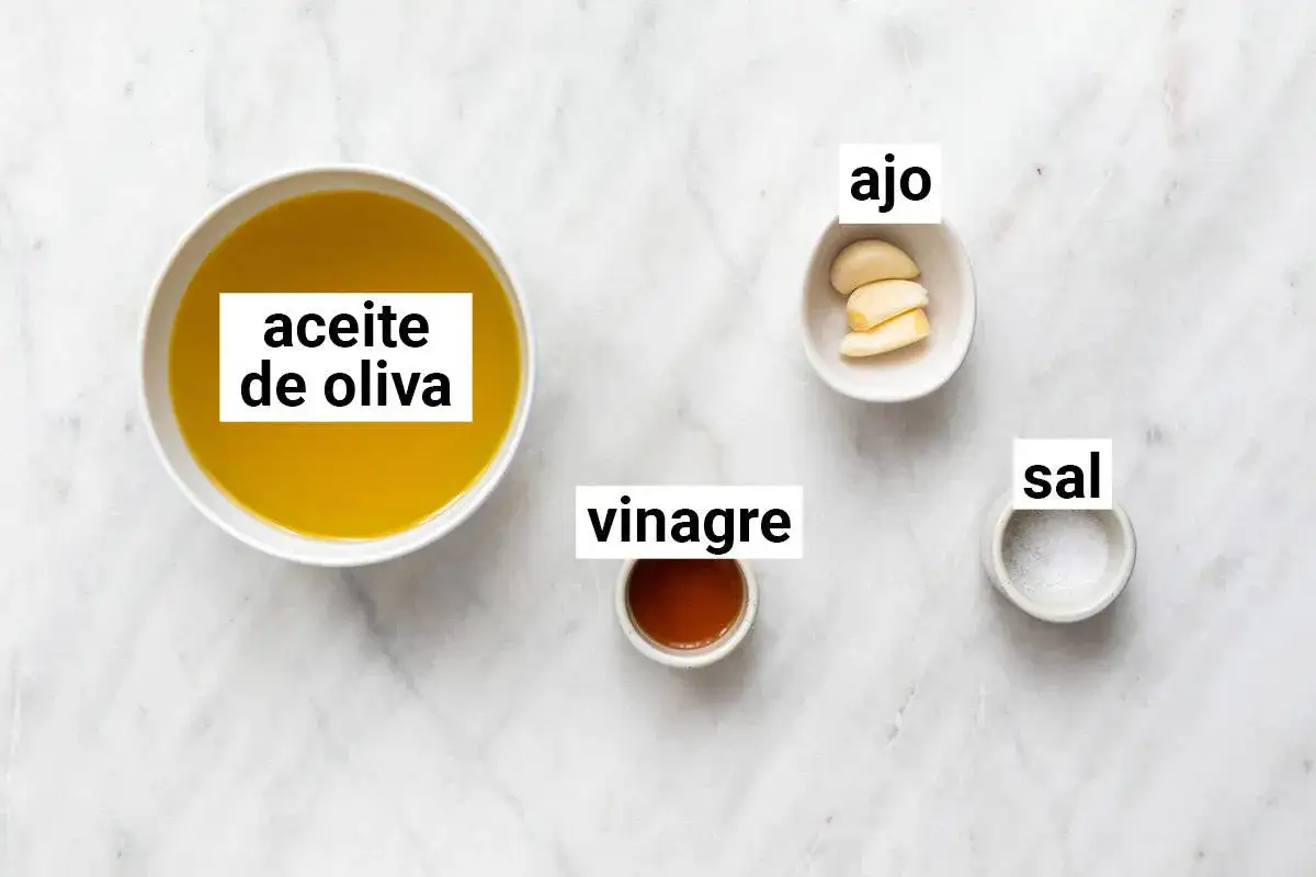Ingredientes para la receta alioli: aceite de oliva, ajos, vinagre y sal.