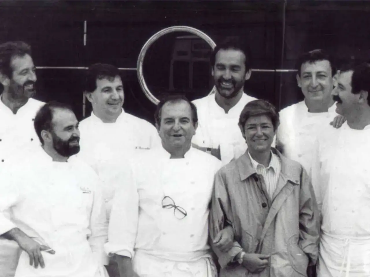 Grupo de cocineros vascos famosos posando sonrientes.