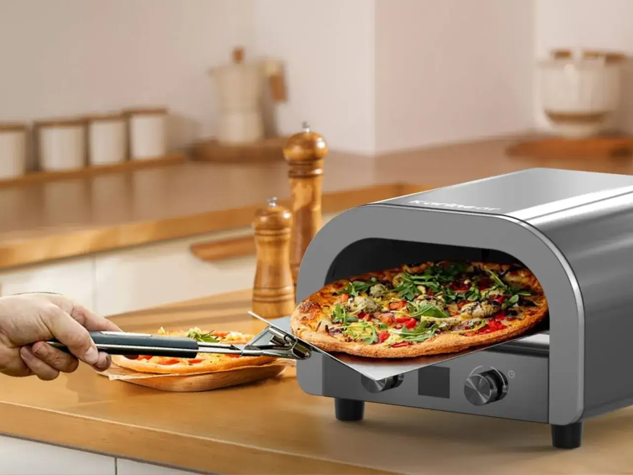 Pizza recién hecha saliendo de un horno eléctrico. El tiempo de cocción perfecto para una pizza crujiente.