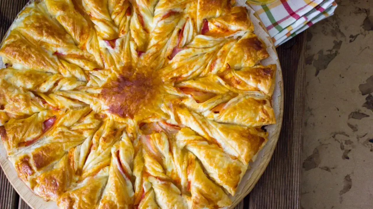 Delicioso hojaldre jam&oacute;n york y queso al horno, con forma de estrella, reci&eacute;n salido del horno y listo para disfrutar.