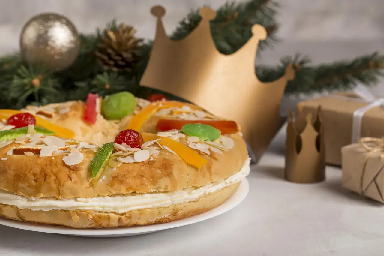 Roscon de Reyes decorado con frutas escarchadas y almendras. Se puede congelar el roscon de reyes para disfrutarlo más tarde.