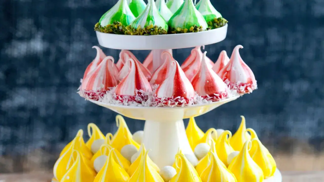 Delicioso merengue de colores en un soporte de tres niveles. Se puede congelar el merengue para conservarlo.