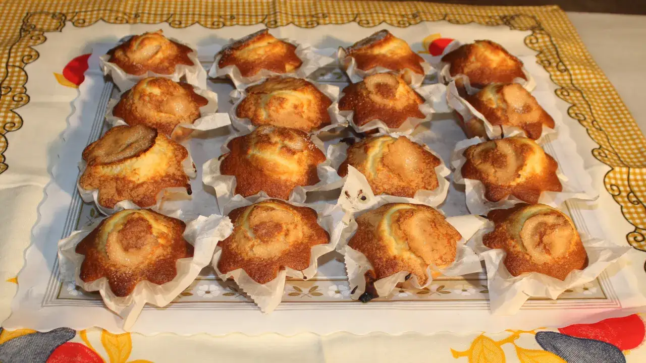 Una bandeja llena de magdalenas doradas y esponjosas, perfectas para disfrutar en cualquier momento. &iexcl;Estas magdalenas se pueden congelar para tener un dulce siempre a mano!