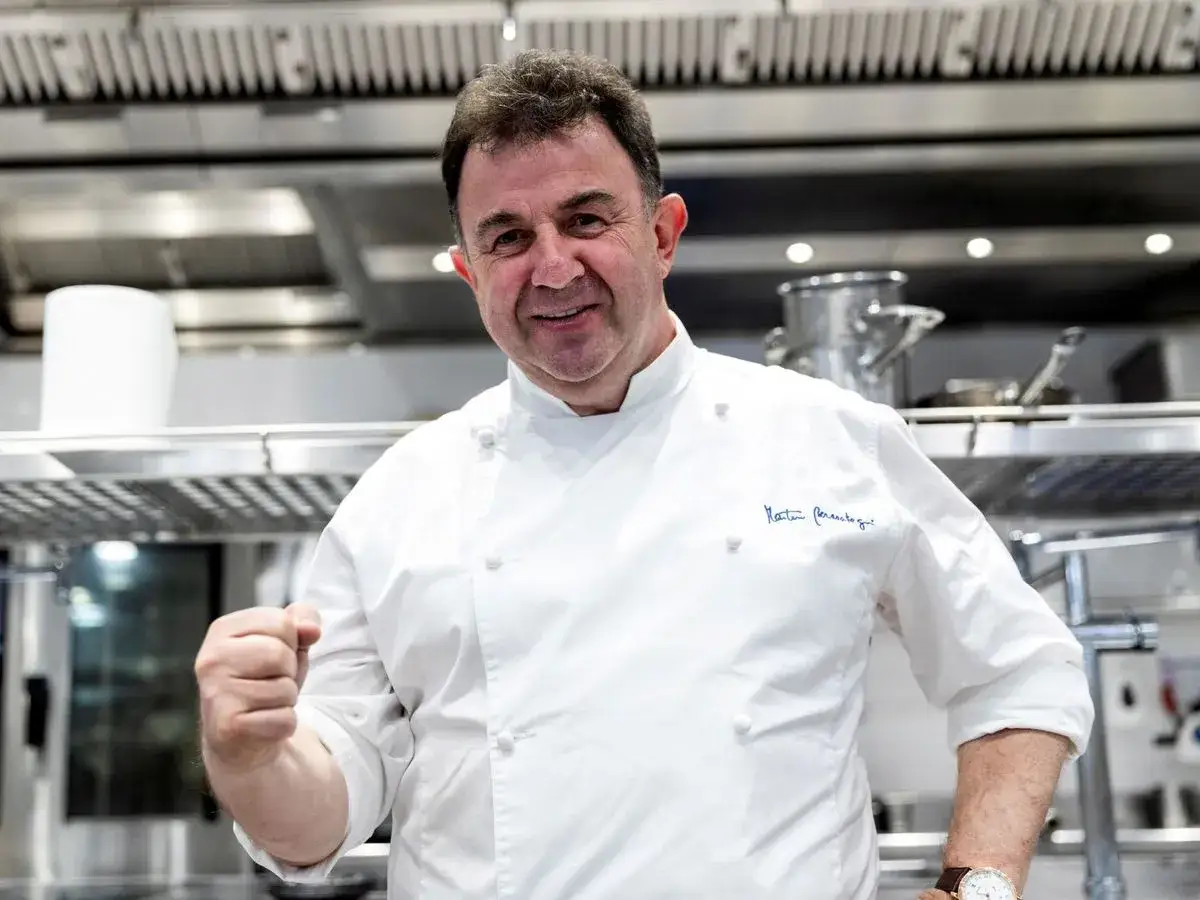 Chef Mart&iacute;n Berasategui, con su pu&ntilde;o en alto, celebra cu&aacute;ntas estrellas Michelin tiene.