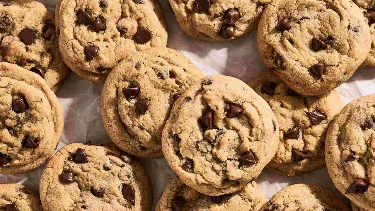 Montón de deliciosas clases de galletas con chispas de chocolate, recién horneadas y listas para disfrutar.