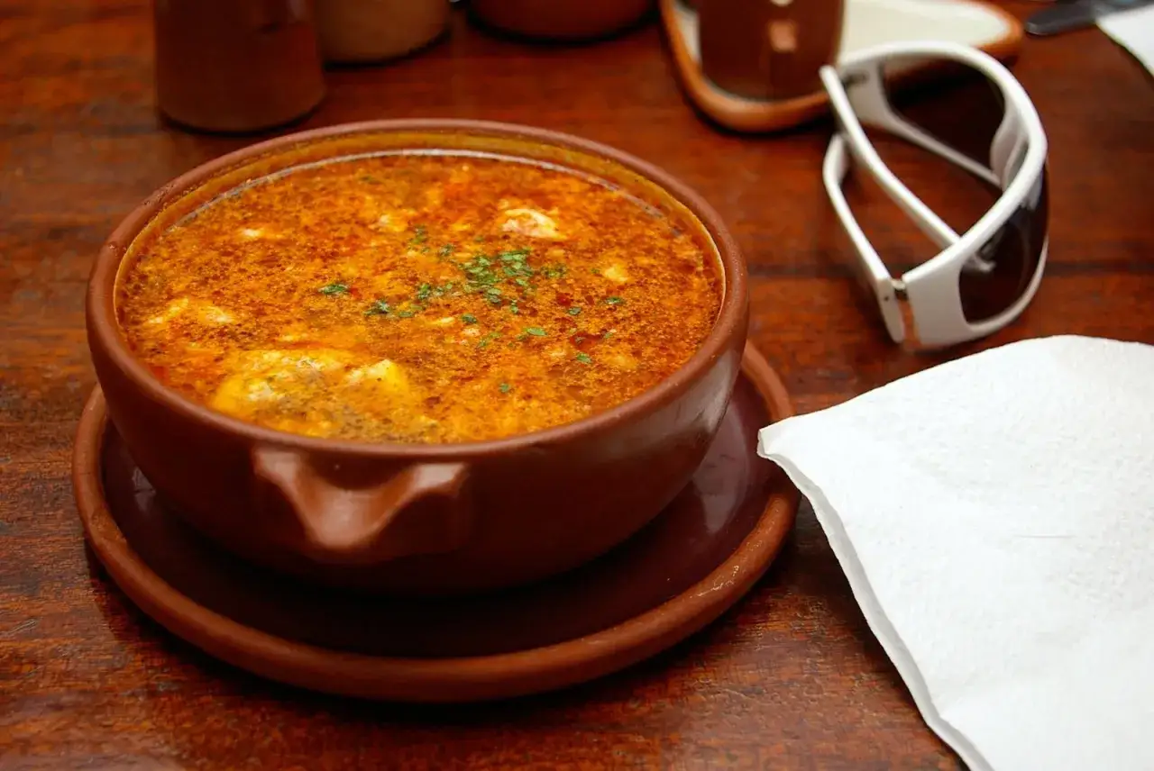 Un cuenco de barro con una sopa espesa y aromática, perfecta para la comida de Semana Santa.
