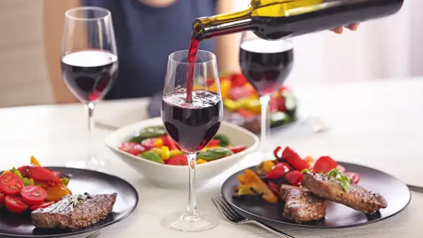 Servicio de vino tinto, ideal para acompañar carnes y verduras. Disfruta de una crianza sobre lías en cada sorbo.