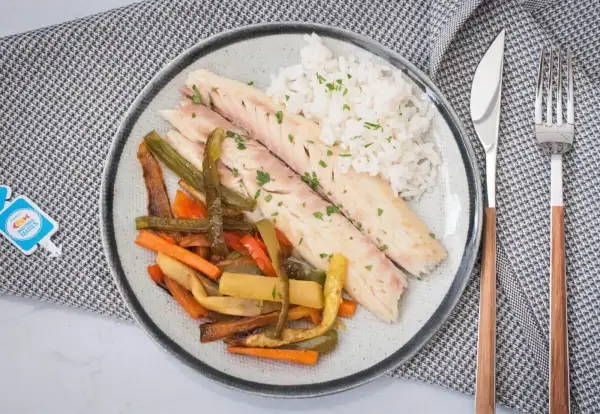 Lubina al horno con verduras y arroz. Descubre el tiempo y temperatura perfectos para esta receta saludable.