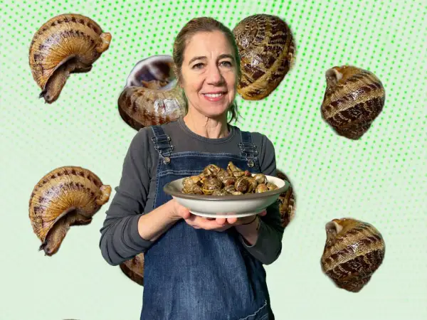 Mujer sonriente con delantal de mezclilla, sosteniendo un plato de caracoles al horno. Varios caracoles flotan alrededor.