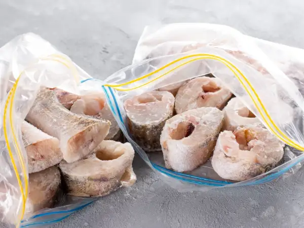 Pescado congelado en bolsas. Para evitar el anisakis, el pescado debe estar congelado al menos 24 horas a -20°C.
