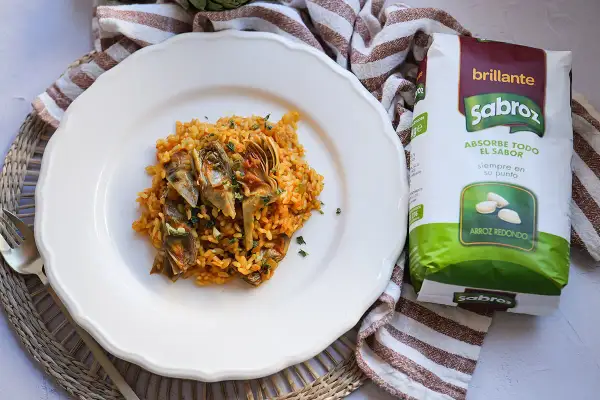 Arroz con alcachofas, listo para disfrutar. El secreto para un arroz perfecto es saber qué es rehogar en cocina, para que absorba todo el sabor.