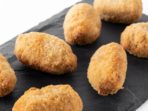 Croquetas doradas y crujientes listas para freír. Perfectas para un aperitivo rápido.