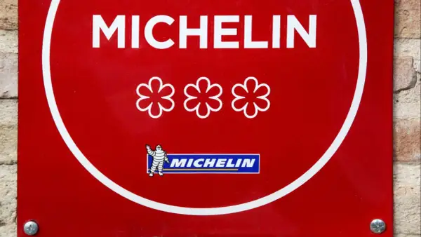 Placa roja Michelin con tres estrellas, símbolo de un chef con mas estrellas michelin.