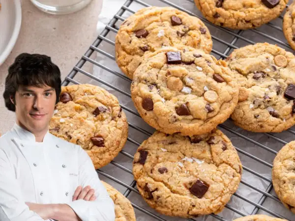 Chef muestra deliciosas clases de galletas con chispas de chocolate y trozos de caramelo, espolvoreadas con sal marina.