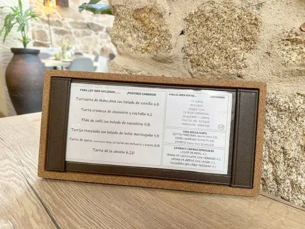 Carta de bebidas y postres caseros. Incluye infusiones, vinos dulces y licores.